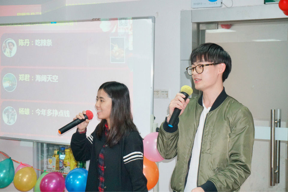 易網集團的帥哥美女主持人開場