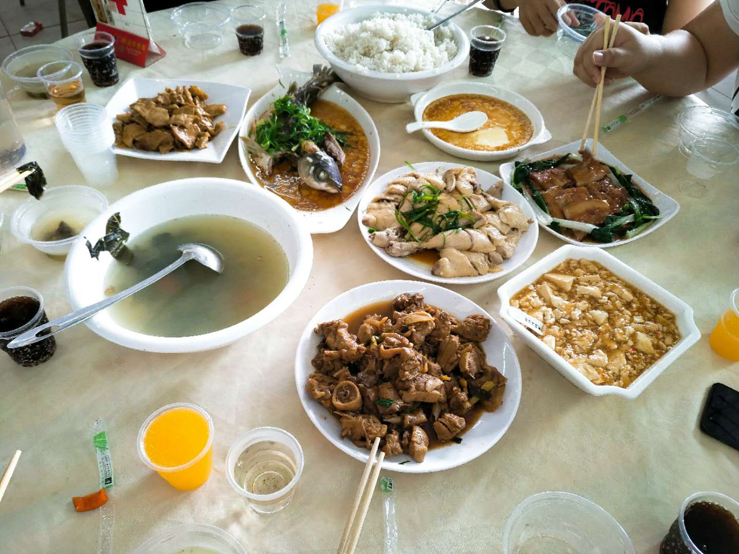 易網(wǎng)員工其樂融融共進午餐